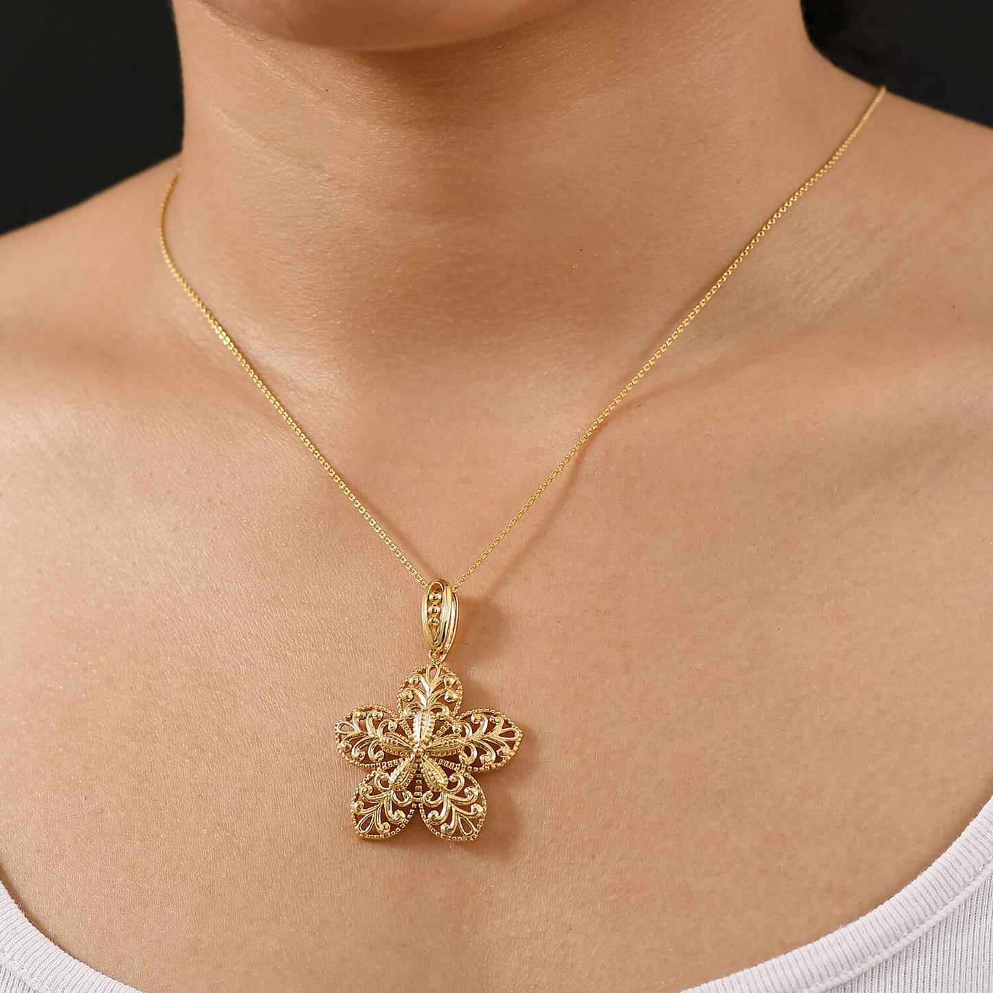 DJOY Floral Pendant Necklace – A Bloom of Elegance and Luxury