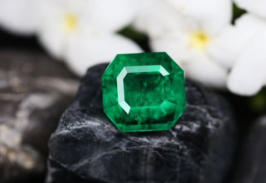 Emerald: Crystal Meanings: Properties, Benefits & Daily Uses