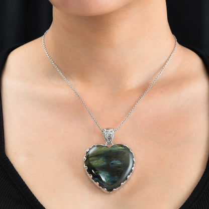 Labradorite Heart Pendant – Move Forward Confidently