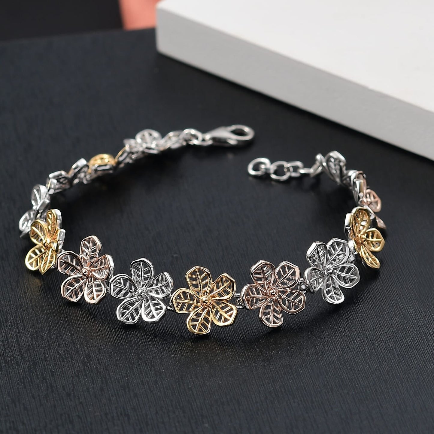 Floral Elegance Bracelet – A Touch of Timeless Luxury