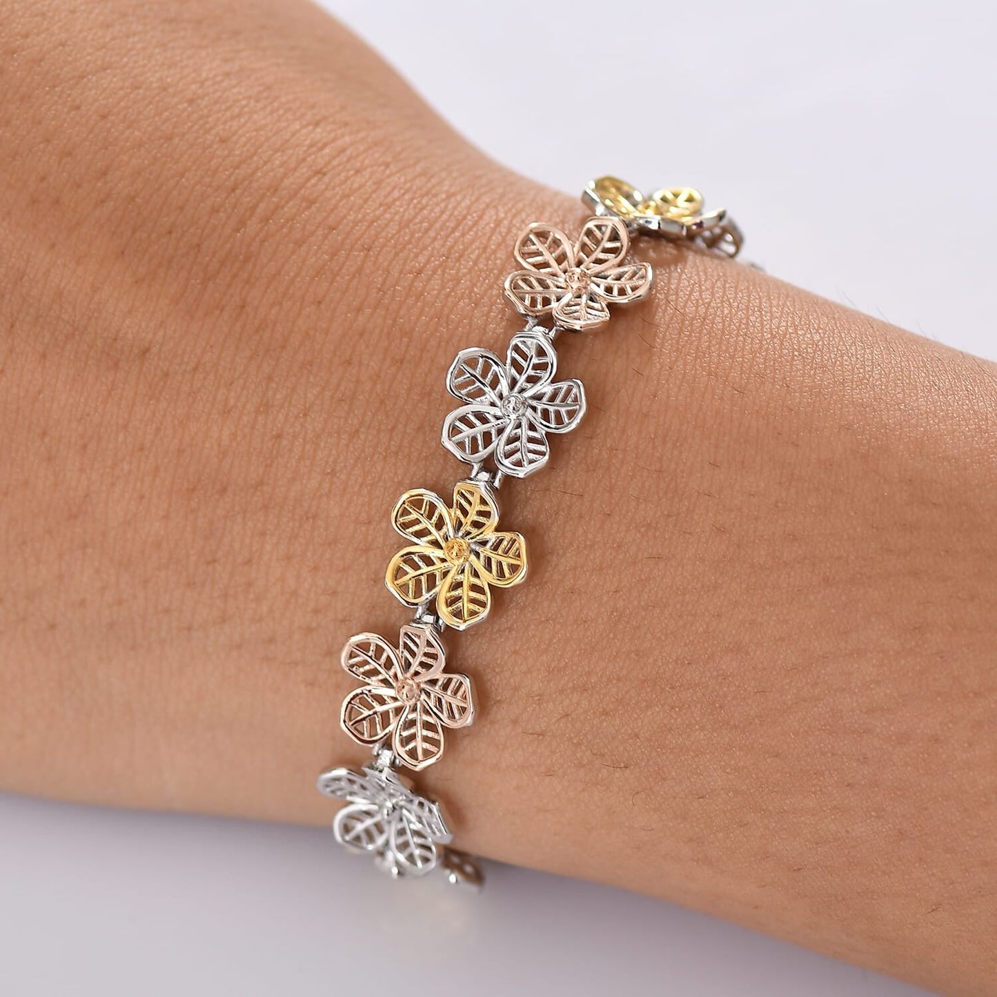 Floral Elegance Bracelet – A Touch of Timeless Luxury